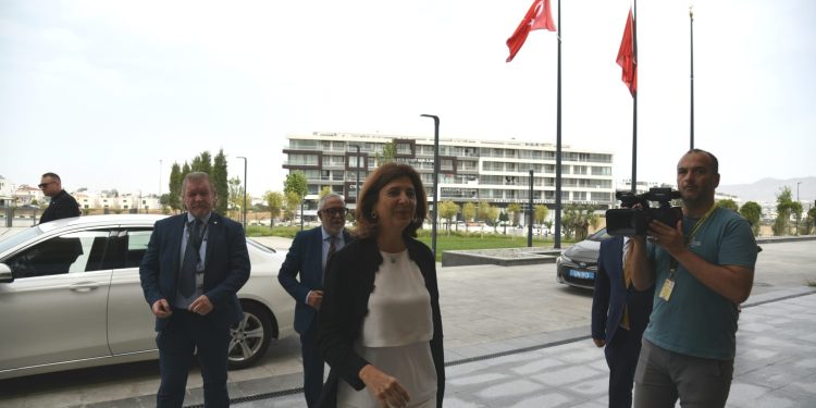Cumhurbaşkanı Tatar, Holguin’i kabul etti