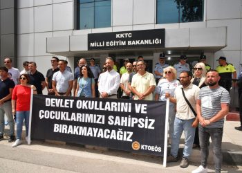 KTOEÖS ve KTÖS’ten ortak eylem: “Devlet okullarını ve çocuklarımızı sahipsiz bırakmayacağız”