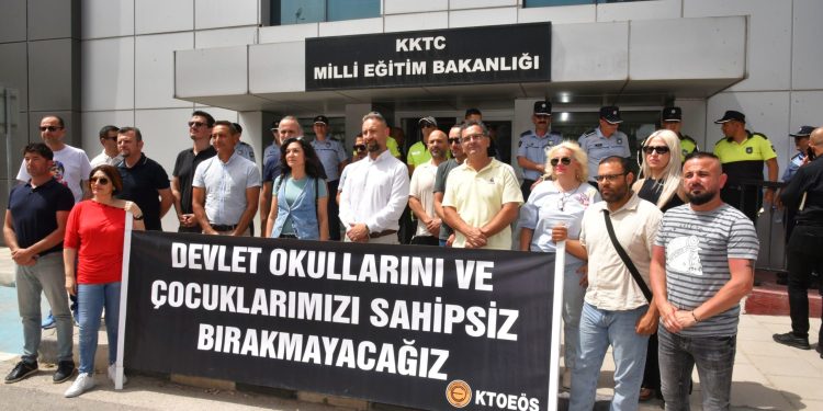 KTOEÖS ve KTÖS’ten ortak eylem: “Devlet okullarını ve çocuklarımızı sahipsiz bırakmayacağız”