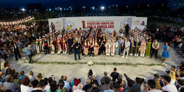 1. “Yaşatan Adımlar Halk Dansları Şöleni” Kızılbaş Parkı’nda yapıldı