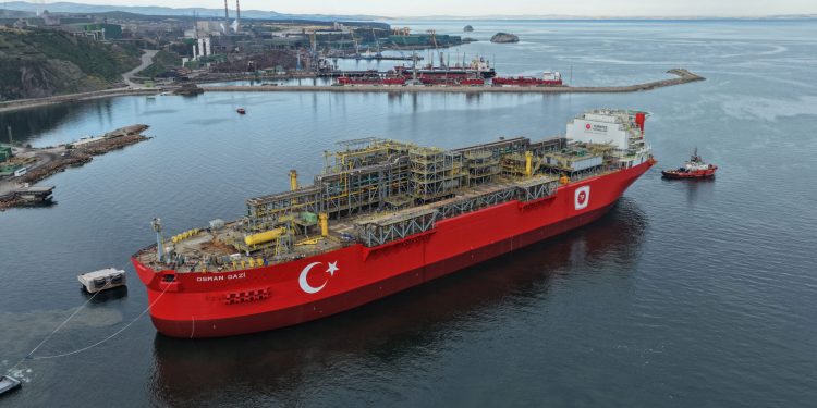 Türkiye’nin ilk yüzer doğalgaz üretim platformu İstanbul Boğazı’nda