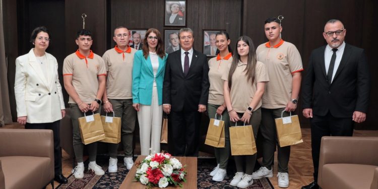 Başbakan Üstel, Esin Leman Lisesi öğretmen ve öğrencilerini kabul etti