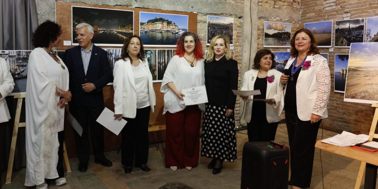 Sibel Tatar, “Yakın Manzaralar-Uzak Diyarlar” resim sergisinin açılışına katıldı