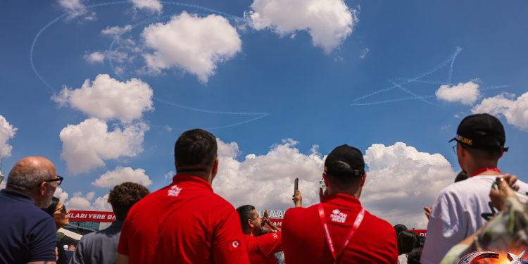 Türk Yıldızları, TEKNOFEST KKTC’nin son gününde ay yıldız oluşturdu