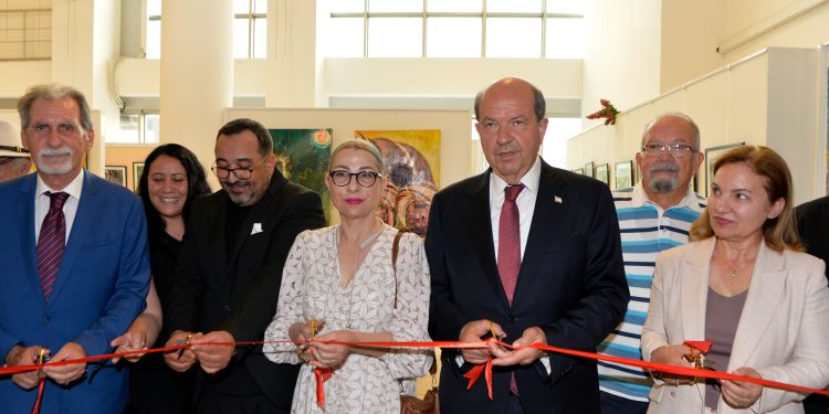 Tatar, sanat sergisine katıldı