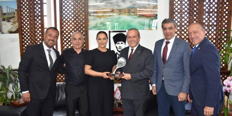 Ataoğlu, Hülya Avşar’ı kabul etti