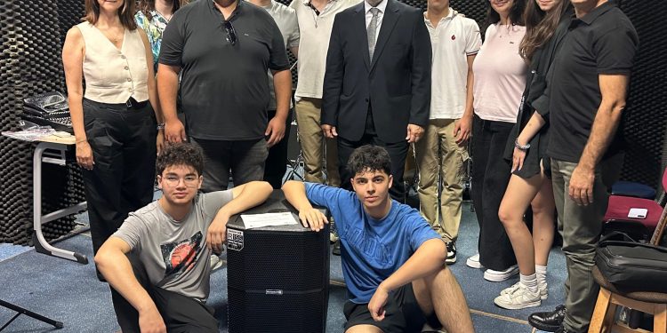 Telsim Freezone 11. Liselerarası Müzik Yarışması birincisi Levent College’e büyük ödülü teslim edildi