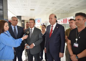 Başbakan Üstel otobüs kazasında yaralanan öğrencileri Gazimağusa Hastanesi’nde ziyaret etti: “Allah bize bağışladı, sağlık durumları iyi”