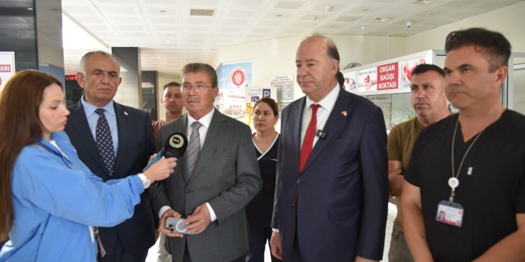 Başbakan Üstel otobüs kazasında yaralanan öğrencileri Gazimağusa Hastanesi’nde ziyaret etti: “Allah bize bağışladı, sağlık durumları iyi”