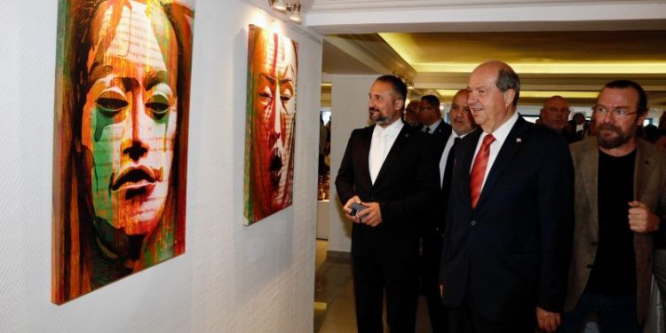 Cumhurbaşkanı Tatar, Yakın Doğu Üniversitesi, Güzel Sanatlar Sergisi’nin açılışına katıldı