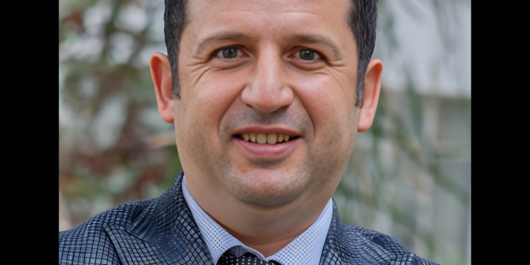 DAÜ Fizik ve Kimya Bölümleri Başkanı Prof. Dr. İzzet Sakallı’ya Kanada’dan üçüncü kez “Üstün Hakem” ödülü