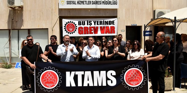 KTAMS, Sosyal Hizmetler Dairesi’nin tüm birimlerinde iki saatlik uyarı grevi yaptı