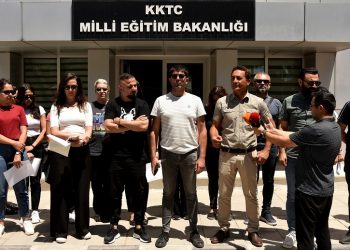 KTOEÖS, Bekirpaşa Lisesi’ndeki sınavlarla ilgili Bakanlık önünde açıklama yaptı