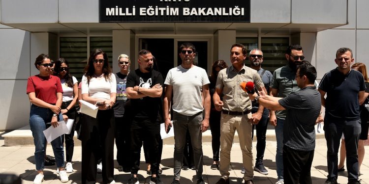 KTOEÖS, Bekirpaşa Lisesi’ndeki sınavlarla ilgili Bakanlık önünde açıklama yaptı
