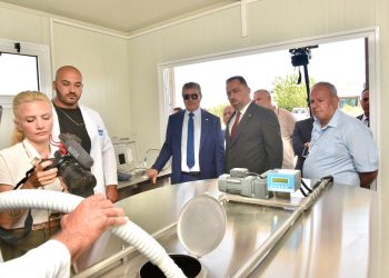 Başbakan Üstel, Minareliköy Süt Toplama Merkezinde incelemelerde bulundu