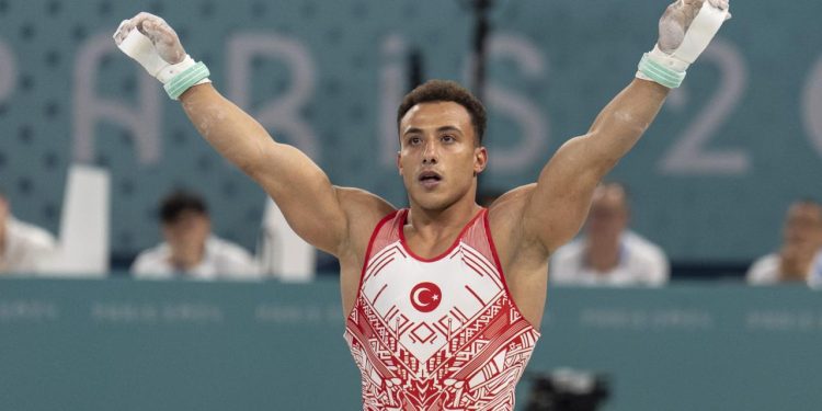 Milli cimnastikçi Adem Asil'den altın madalya