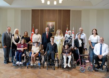 Cumhurbaşkanı Ersin Tatar ve Eşi Sibel Tatar, Tekerlekli Sandalye Dans Milli Takımı sporcusu Yeliz Güllü ile bir araya geldi
