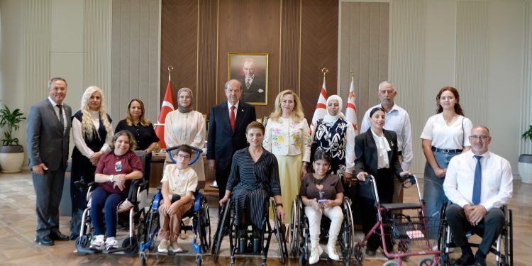 Cumhurbaşkanı Ersin Tatar ve Eşi Sibel Tatar, Tekerlekli Sandalye Dans Milli Takımı sporcusu Yeliz Güllü ile bir araya geldi