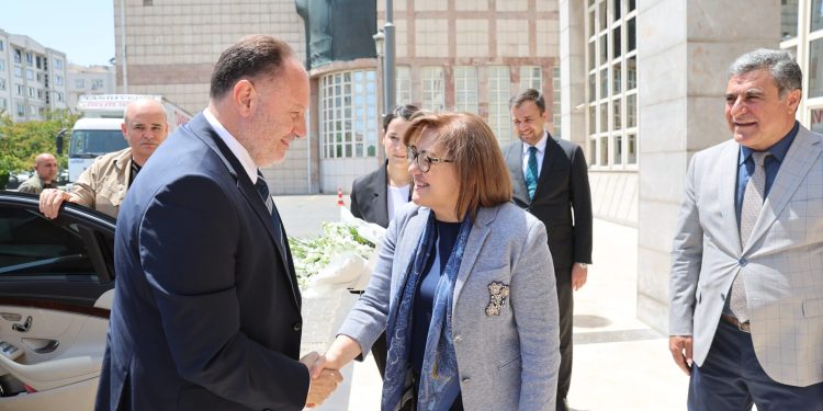 Öztürkler, Fatma Şahin’i ziyaret etti