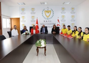 Çavuşoğlu, Haydarpaşa Ticaret Lisesi heyetini kabul etti