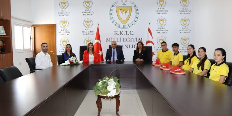 Çavuşoğlu, Haydarpaşa Ticaret Lisesi heyetini kabul etti