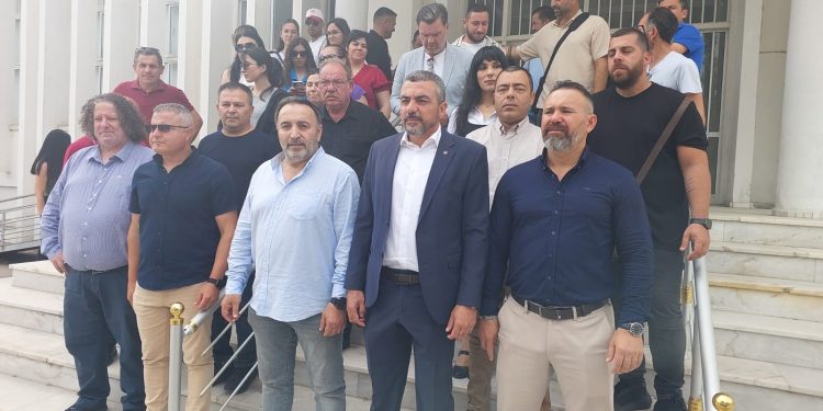 Sendikalar Posta Dairesi’nde uyarı grevi yaptı, süresiz grev uyarısında bulundu