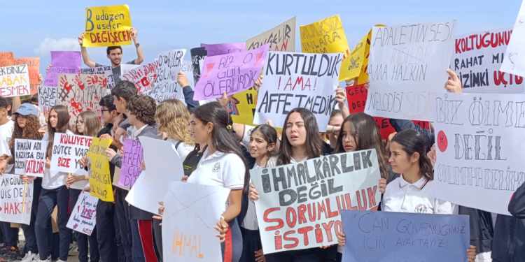 Erenköy Lisesi Okul Aile Birliği kaza ile ilgili eylem yaptı