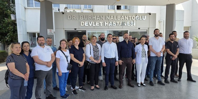 KTHES, Tıp-İş, KTAMS ve KTHEB Dr. Burhan Nalbantoğlu Devlet Hastanesi önünde açıklama yaptı