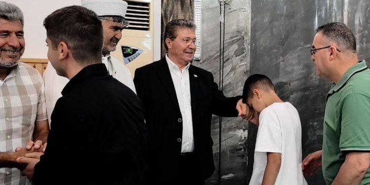 Başbakan Üstel bayram namazını Alsancak’ta kıldı