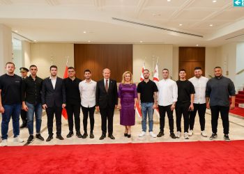 Cumhurbaşkanı Tatar ve eşi halkla bayramlaştı