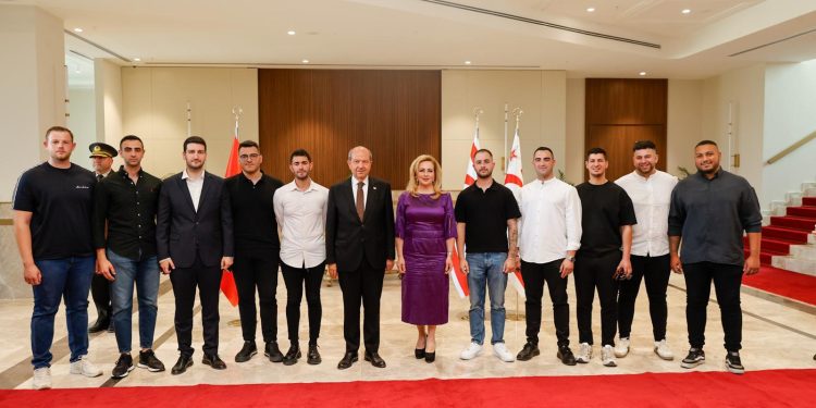 Cumhurbaşkanı Tatar ve eşi halkla bayramlaştı