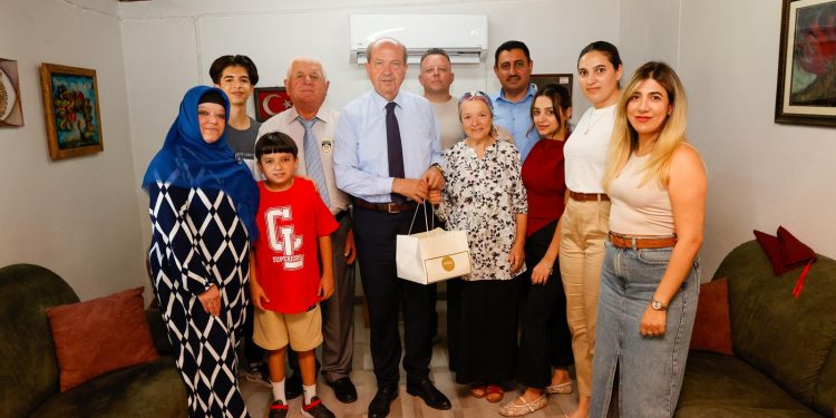 Cumhurbaşkanı Ersin Tatar, TMT mücahidi, gazi ve şehit yakınlarını ziyaret etti
