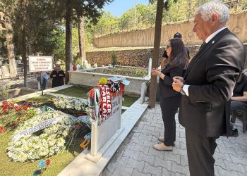 Özçınar, Ferdi Zeyrek’in kabrini ziyaret etti