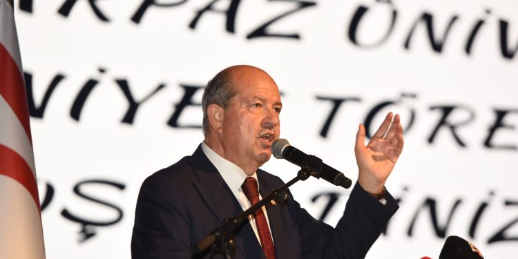 AKÜN mezuniyet töreninde konuşan Tatar, teknoloji çağında gençleri geleceğe hazırlamanın önemli olduğunu vurguladı