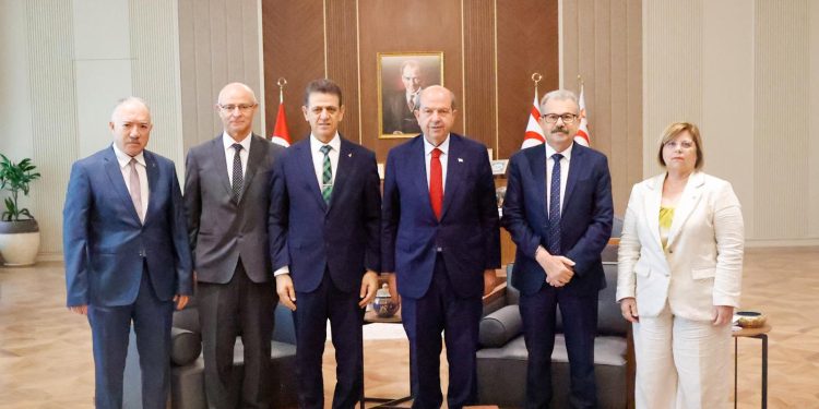 Cumhurbaşkanı Tatar, Kamu Hizmeti Komisyonu Başkanı Köseoğlu ve beraberindeki heyeti kabul etti