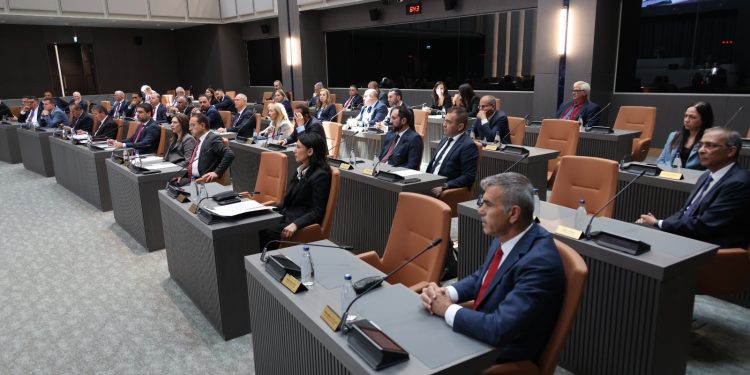 Aranın ardından Meclis yeniden toplandı