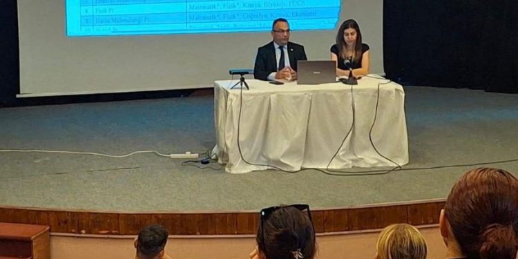 A Level sonuçlarına sahip öğrencilerin velilerine bilgilendirme toplantısı düzenlendi