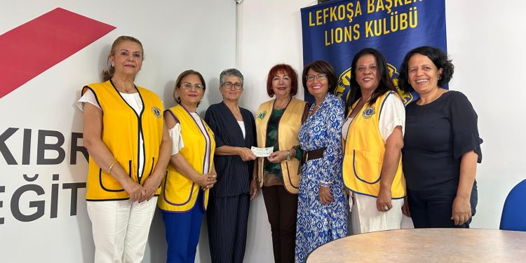 Lefkoşa Başkent Lions Kulübü, KTEV’i ziyaret ederek burs fonuna bağışta bulundu