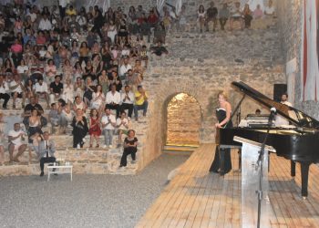 KKTC’li piyanist Rüya Taner Anemurium Antik Kenti’nde konser verdi