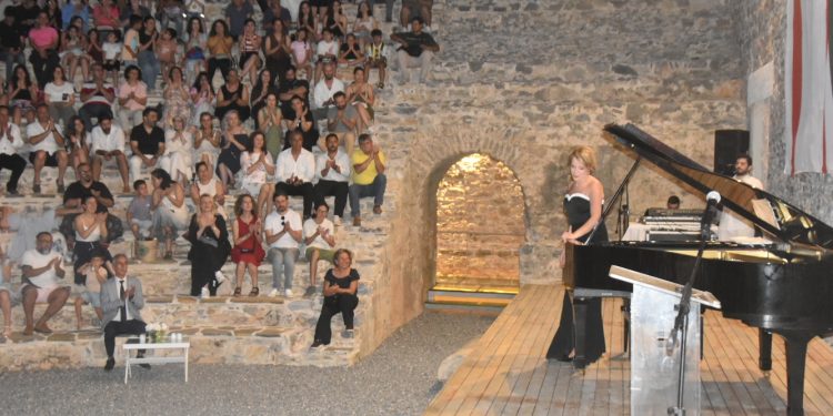 KKTC’li piyanist Rüya Taner Anemurium Antik Kenti’nde konser verdi