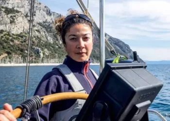 Rekor denemesi için yelkenliyle Hopa’dan start alan Başak Mireli, Çanakkale Boğazı’ndan geçti