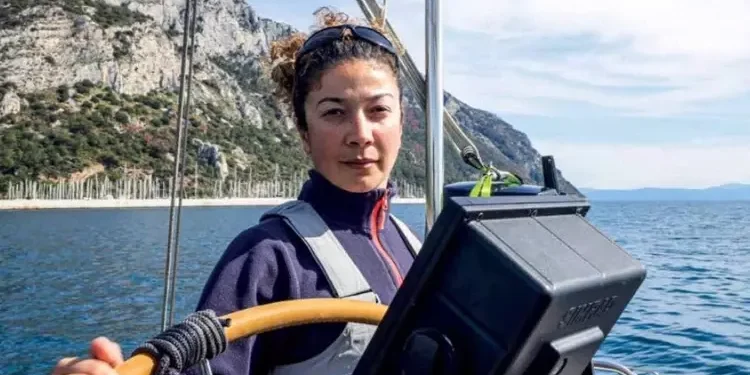 Rekor denemesi için yelkenliyle Hopa’dan start alan Başak Mireli, Çanakkale Boğazı’ndan geçti