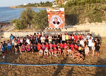 Öztürkler, Tolga Kınacı anısına düzenlenen Plaj Hentbol Turnuvası’nın ödül törenine katıldı