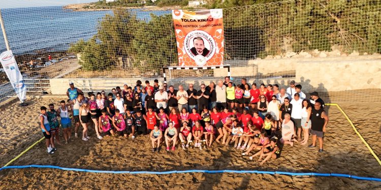 Öztürkler, Tolga Kınacı anısına düzenlenen Plaj Hentbol Turnuvası’nın ödül törenine katıldı