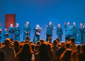21. Kıbrıs Tiyatro Festivali kapsamında “Yaşamak mı, yoksa ölmek mi?” oyunu sahnelendi