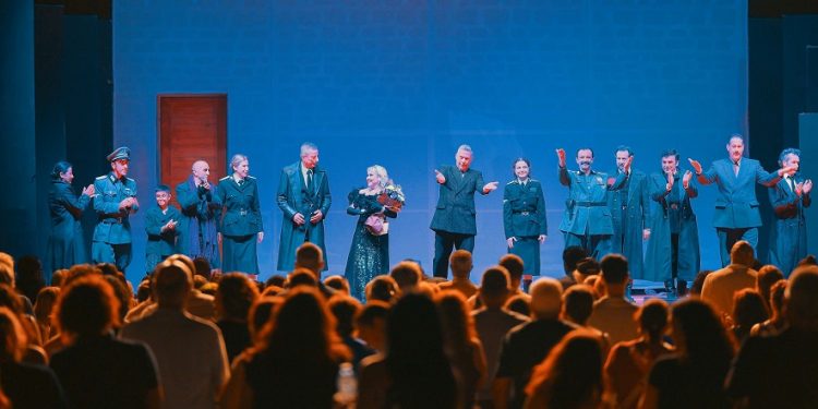 21. Kıbrıs Tiyatro Festivali kapsamında “Yaşamak mı, yoksa ölmek mi?” oyunu sahnelendi