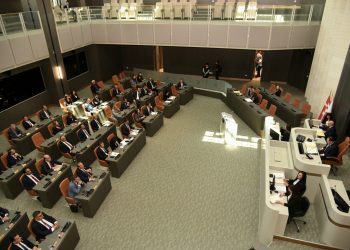 Meclis oturumuna ara verildi.  Seçim ve Halk Oylaması (Değişiklik) Yasa Önerisi komiteye geri çekildi