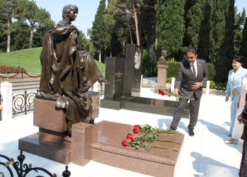 Bakan Gardiyanoğlu, Azerbaycan ve Türk şehitliklerini ziyaret etti