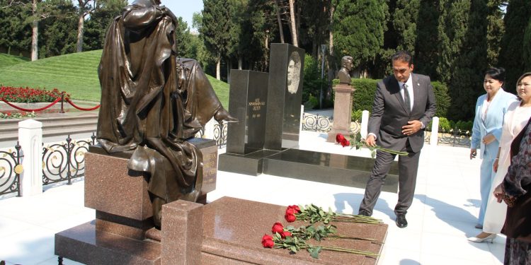 Bakan Gardiyanoğlu, Azerbaycan ve Türk şehitliklerini ziyaret etti