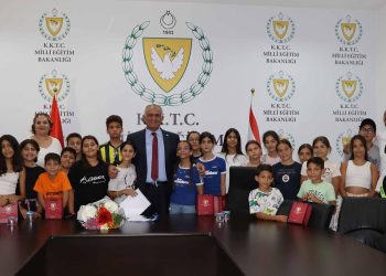 Bakan Çavuşoğlu, Dört İşlem Eğitim Merkezi öğrenci ve öğretmenlerini kabul etti